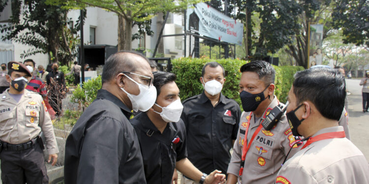 Jakarta Garden City Bersama Alumni Akpol 91 Bagikan Paket Sembako Secara Online
