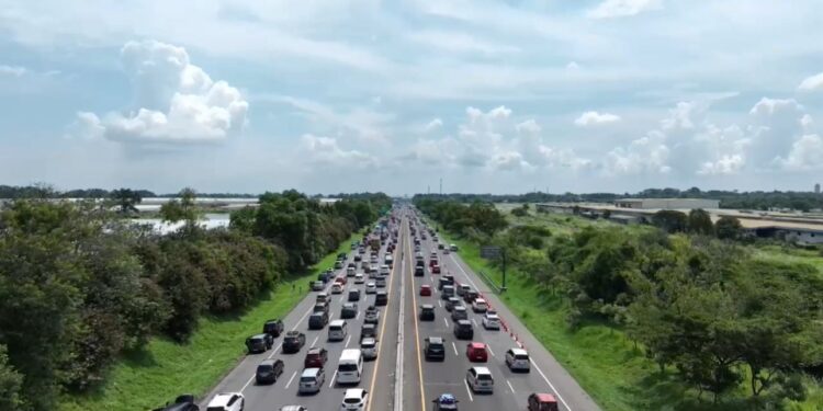 Volume Kendaraan Meningkat, Jasamarga Imbau Pengguna Jalan Tol Jakarta-Cikampek Tidak Berhenti Sembarangan