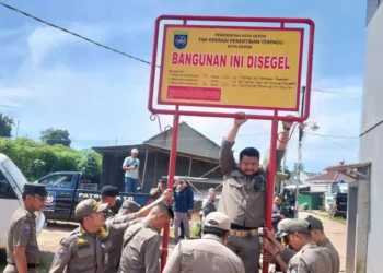 Diduga Belum Kantongi IMB, Satpol PP Depok Segel Puluhan Rumah di Sawangan