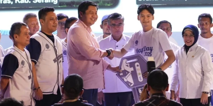 Peringati May Day, Pemerintah Serahkan 100 Kunci Rumah Subsidi Untuk Buruh